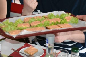 Beim Einrichtungsleitertreffen werden neue Produkte verkostet