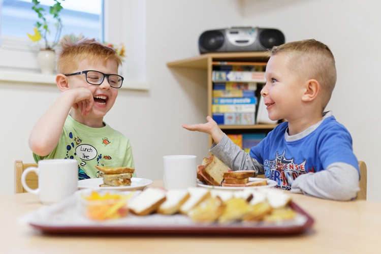 Wir gestalten liebevoll dekorierte Frühstücksplatten für Krippen und Kita-Kinder.