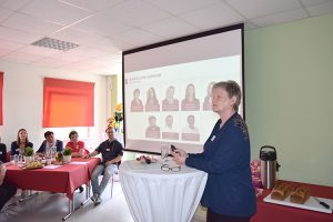 Marina Bornemann stellt den Teilnehmern die anwesenden Mitarbeiter aus den Abteilungen Kommunikation, Produktion und Produktentwicklung vor