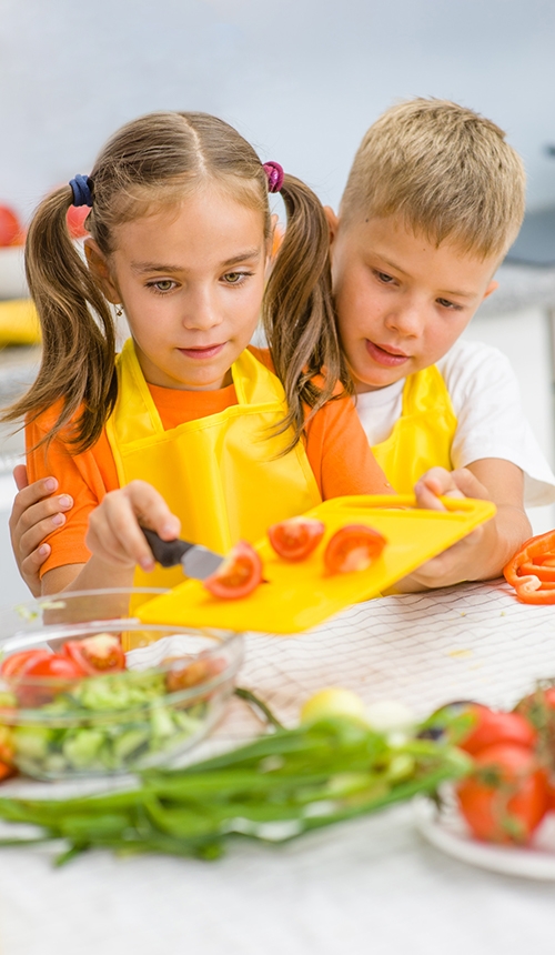 Beim Projekt Salat-Helden bereiten die Kinder ihre eigenen Kreationen zu