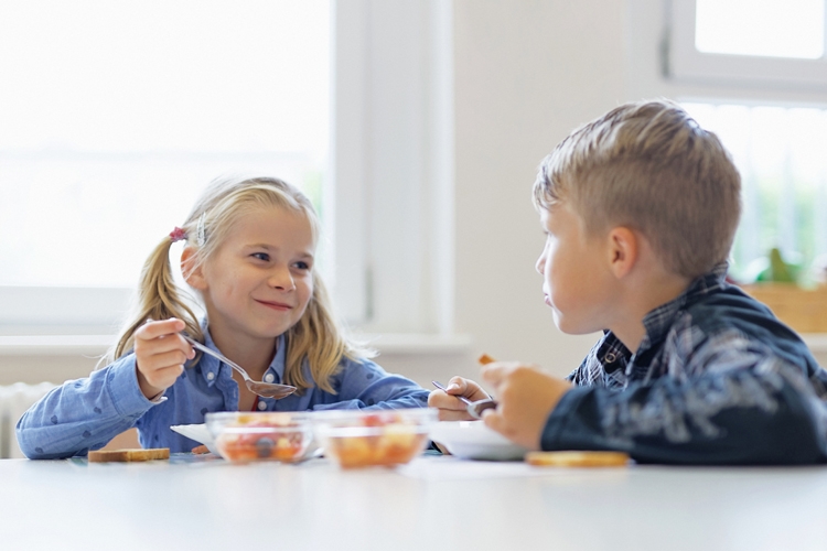 Ihrem Kind stehen täglich drei warme Mittagsmahlzeiten zur Auswahl, von denen mindestens eins vegetarisch ist.