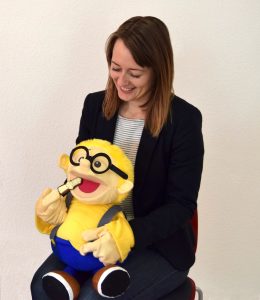 Lydia Röder mit dem Maskottchen Klopsi
