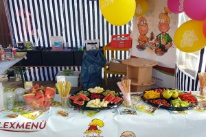 An der Snack- und Getränkeoase von ALEXMENÜ können sich die großen und kleinen Besucher bedienen.