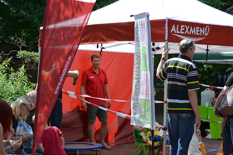 Außendienstmitarbeiter Marko Witte betreut den Bewegungsparkour, © ALEXMENÜ