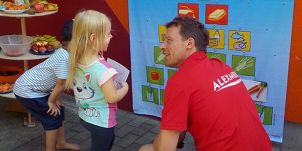 Außendienstmitarbeiter Marko Witte testet das Wissen der Kita-Kinder in Sachsen-Anhalt gesunder Ernährung