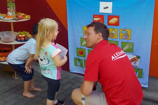 Außendienstmitarbeiter Marko Witte testet das Wissen der Kita-Kinder in Sachsen-Anhalt gesunder Ernährung