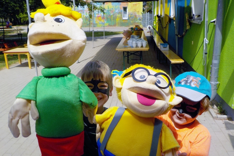 Die Kinder lieben Hopsi und Klopsi als Handpuppen