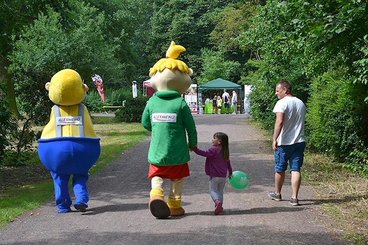 Klopsi geht gerne mit dem kleinen Mädchen Hand in Hand zum Stand von ALEXMENÜ, © ALEXMENÜ