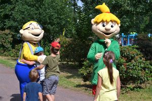 Die Kinder freuen sich, Hopsi und Klopsi endlich mal live kennenzulernen, © ALEXMENÜ