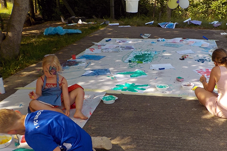 Im Schatten lassen die Kinder ihrer Kreativität freien Lauf