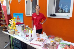 Kundenbetreuerin Saskia Krech stellt Verpflegung für die Besucher zur Verfügung