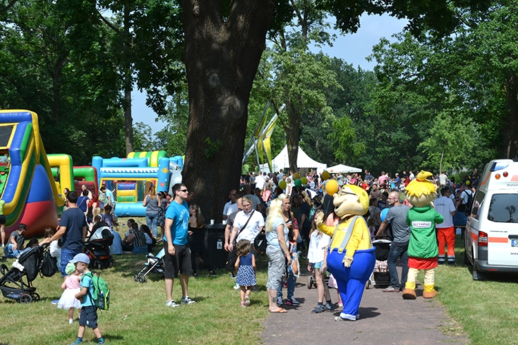 Tausende Besucher sind auf dem Kinderfest Pusteblume, © ALEXMENÜ