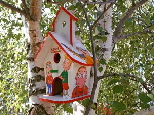 ALEXMENÜ beteiligt sich mit einem selbstbemalten Vogelhaus. Wer könnte für das Motiv besser geeignet sein, als die Maskottchen Hopsi und Klopsi? © ALEXMENÜ