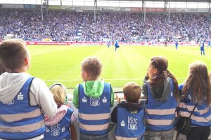 Die Fans fiebern beim Fußballspiel mit!