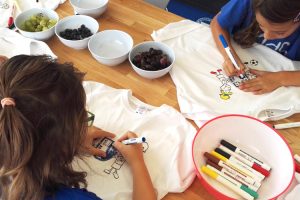 Es wird fleißig gemalt. Die T-Shirts können die KidsClubber natürlich mit nach Hause nehmen!