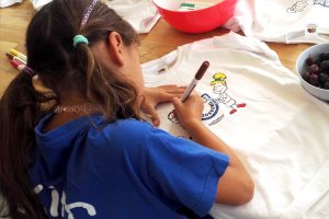 Jedes KidsClub Mitglied kann sein eigenes T-Shirt bemalen