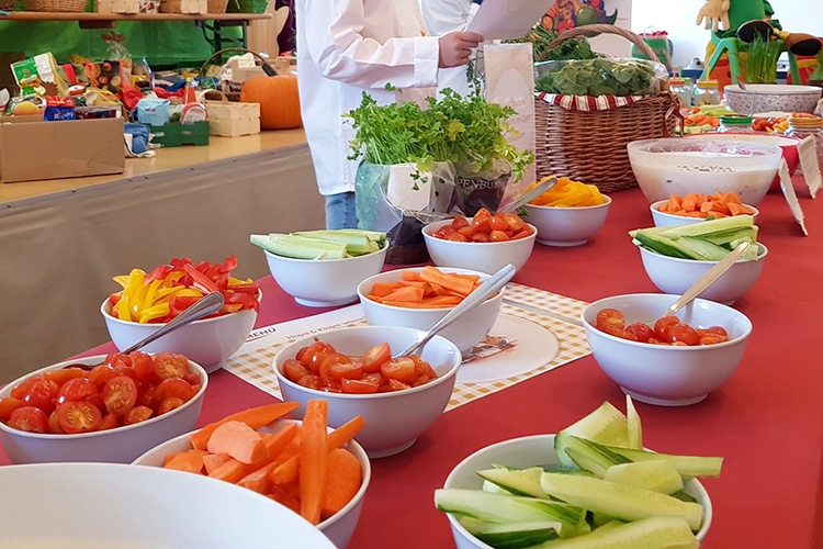 Das Buffet ist liebevoll angerichtet. Jedes Schulkind darf sich daran bedienen. ©ALEXMENÜ