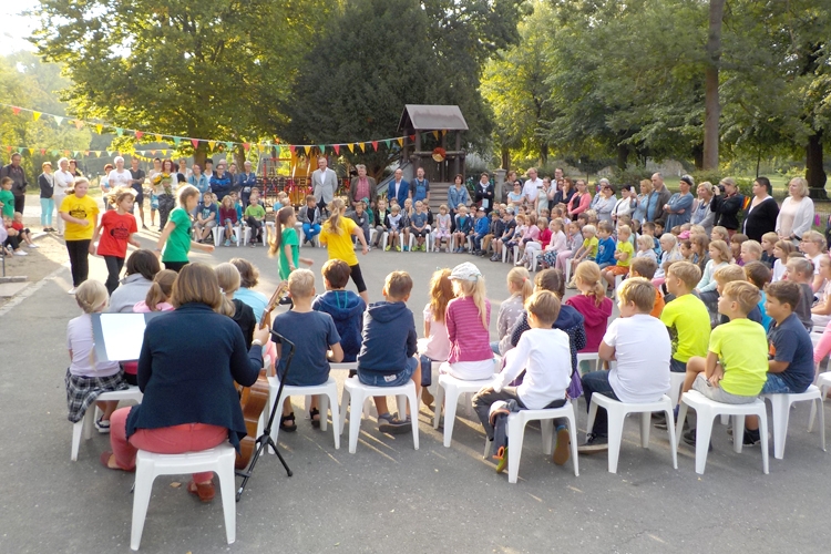 Die Kinder der Grundschule führen für die Gäste ein buntes Programm auf, ©ALEXMENÜ