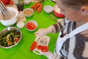 Die Kinder schneiden das Gemüse in mundgerechte Streifen. ©ALEXMENÜ