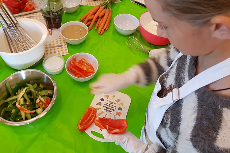 Die Kinder schneiden das Gemüse in mundgerechte Streifen. ©ALEXMENÜ