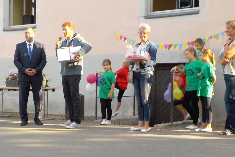 Kundenbeteuer Herr Witte übergibt dem Schulleiter Herr Laaß (links im Bild) ein Präsent und wünscht der Schule weiterhin viel Erfolg, ©ALEXMENÜ