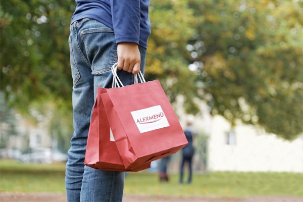 ALEXMENÜ sponsort 290 vollgepackte Lunchtüten für Kinder und Jugendliche