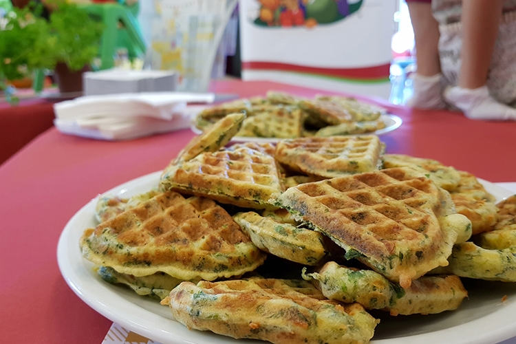Neben Smoothies und Gemüsesticks gibt es auch leckere Spinatwaffeln zum probieren. ©ALEXMENÜ
