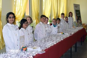 Zehn der Viertklässler geben an dem Buffet das Dessert an ihre Mitschüler aus. ©ALEXMENÜ