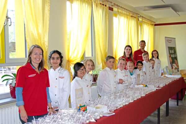 Zehn der Viertklässler geben an dem Buffet das Dessert an ihre Mitschüler aus. Die Mitarbeiter von ALEXMENÜ sagen DANKE fürs Mitmachen! ©ALEXMENÜ