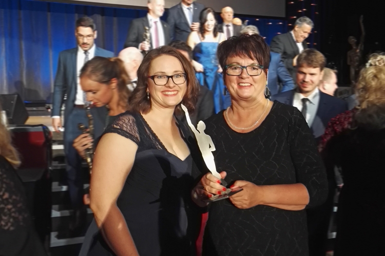 (v.l.n.r.) Antonia Hillmann, Leiterin Kommunikationsmanagement und Alexandra Krotki, Geschäftsführerin ALEXMENÜ, freuen sich über die Auszeichnung