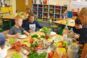 Die Schulkinder bereiten das Gemüse vor. ©GS Ludwig-Schneider