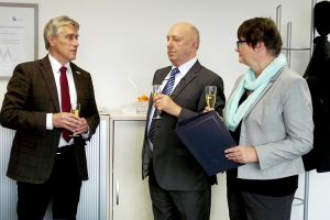 (v.l.) Rainer Nitsche, Beigeordneter Stadt Magdeburg, gratuliert Manfred Schindler (Geschäftsführer Aktuell Bau GmbH) und Alexandra Krotki (Geschäftsführerin ALEXMENÜ GmbH & Co. KG) zu ihren Auszeichnungen, Foto ©ALEXMENÜ