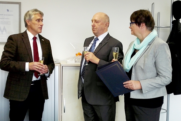 (v.l.) Rainer Nitsche, Beigeordneter Stadt Magdeburg, gratuliert Manfred Schindler (Geschäftsführer Aktuell Bau GmbH) und Alexandra Krotki (Geschäftsführerin ALEXMENÜ GmbH & Co. KG) zu ihren Auszeichnungen, Richtig Hände waschen in 5 Schritten, Foto ©ALEXMENÜ