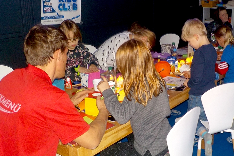 Halloween-Basteln im KidsClub