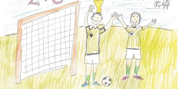 Der 1. Preis geht an Leander (9). Er spielt gerne Fußball, weil er dort seine Freunde trifft. Die Spieler jubeln zum 2:0 und wir gratulieren zum Gewinn!