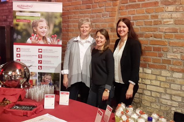 Diätassistentin Marina Bornemann, Ernährungswissenschaftlerin Lydia Röder und Diätassistentin Juliane Kumstel freuen sich auf interessierte Besucher/-innen und abwechslungsreiche Referate