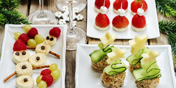 Zu Weihnachten muss es nicht immer Schokolade sein. Aus Bananen, Kiwis & Co. lassen sich schnell und einfach leckere Snacks für Groß und Klein zaubern! © nata_vkusidey/Adobe Stock