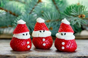 Erdbeer-Joghurt-Weihnachtsmann © san_ta/Adobe Stock