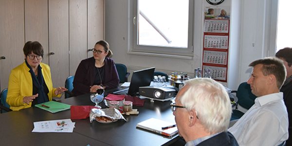 (v.l.) Alexandra Krotki, Geschäftsführerin ALEXMENÜ und Antonia Hillmann, Leitung Kommunikationsmanagement, stellen die Herausforderungen, denen sich das Unternehmen stellt, vor.