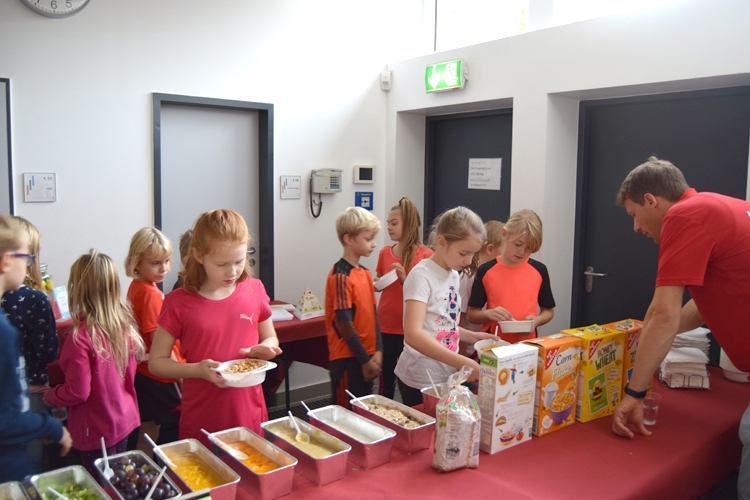 An der aufgebauten Müsli-Oase kann sich jedes Kind seine eigene Müsli-Cornflakes-Mischung zusammenstellen.