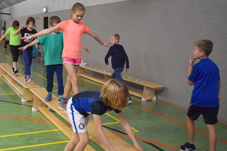 Beim Laufen und Hüpfen stellen die Kinder ihr Können unter Beweis.