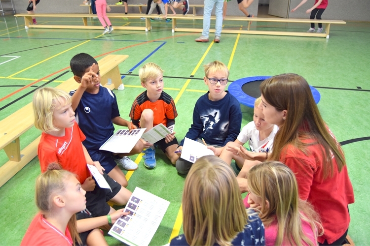 Bevor es auf das Trampolin geht, fragt ALEXMENÜ Mitarbeiterin Maria Kunz die Kinder ihrer Gruppe, wie lange sie springen müssten, um die Kalorien einer Weintraube wieder zu verbrennen.