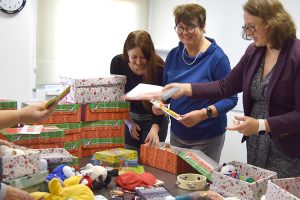 Alexandra Krotki (3. v. l.) und ihr Team sind begeistert, dass ihre Kolleginnen und Kollegen so viele gepackte Kartons und tolle Geschenke für die Aktion gespendet haben!