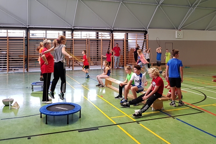 Die Kinder geben ihr Bestes beim Seilspringen und Trampolinhüpfen.