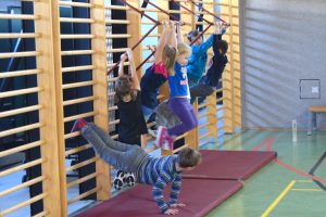 Die Kinder zeigen, wie viel Kraft in ihnen steckt. Bewegung hält fit und gesund!