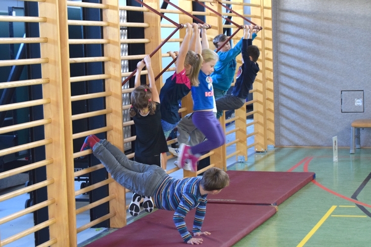 Die Kinder zeigen, wie viel Kraft in ihnen steckt. Bewegung hält fit und gesund!