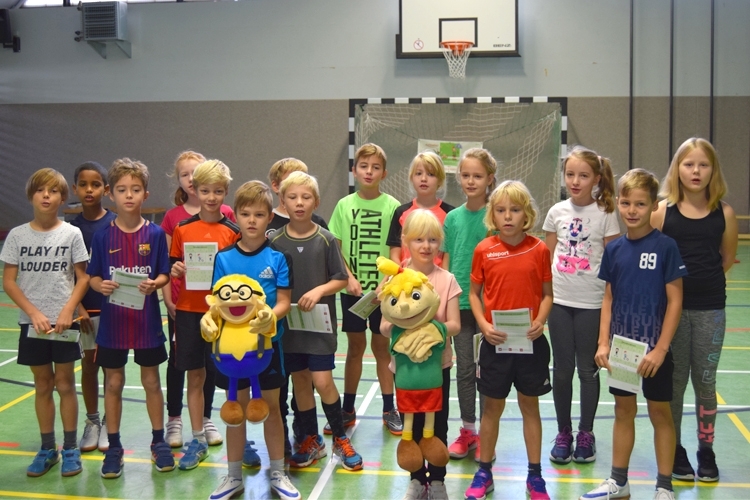 Die Schüler haben eine tolle Überraschung für die Mitarbeiter von ALEXMENÜ vorbereitet - Sie singen das Hopsi-Klopsi-Lied. Sie sind begeistert!
