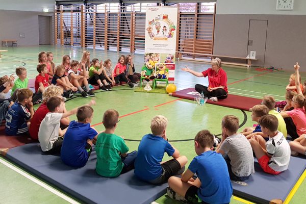 Diätassistentin Marina Bornemann stellt das Wissen der Kinder zu den Themen Gesunde Ernährung und Bewegung auf die Probe.