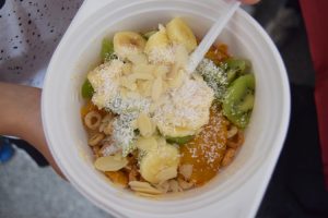 Eine gesunde Eigenkreation aus Cornflakes, Kiwis, Bananen, Mangomus, Mandelblättchen und Kokosraspeln.