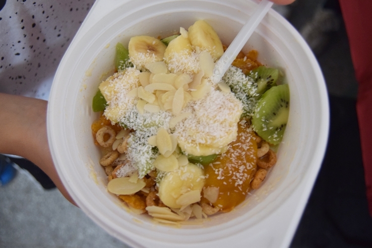 Eine gesunde Eigenkreation aus Cornflakes, Kiwis, Bananen, Mangomus, Mandelblättchen und Kokosraspeln.